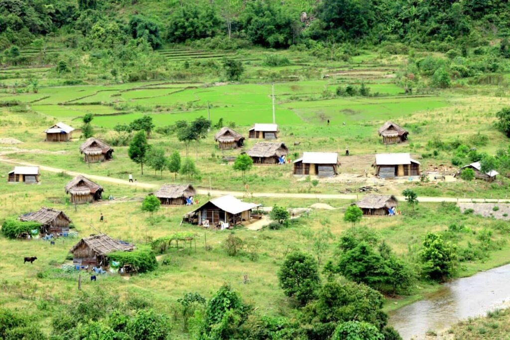 इस गांव में कपड़े नहीं पहनतीं महिलाएं! निभाना होता है ये कठिन रिवाज, पति – पत्नी रहते हैं दूर!!