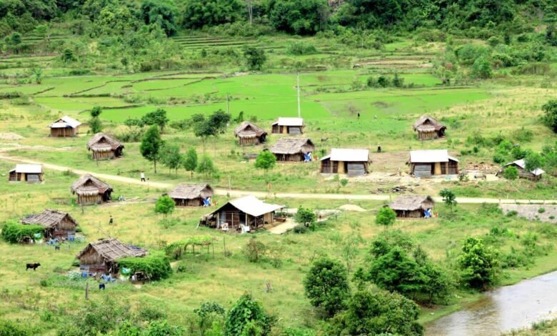 इस गांव में कपड़े नहीं पहनतीं महिलाएं! निभाना होता है ये कठिन रिवाज, पति – पत्नी रहते हैं दूर!!