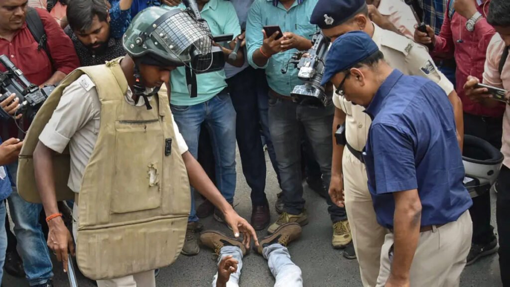 paper leak : BSSC पेपर रद्द करने की माँग करने वालों पर लाठी चार्ज