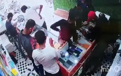 शॉप में मोबाइल बनवाने गया था युवक, तभी अचानक फोन की बैटरी हो गई ब्लास्ट, फिर जो हुआ वो जानकर दहल उठेगा दिल!