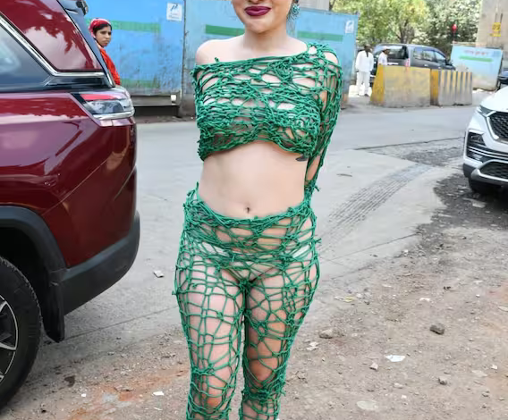 Urfi Javed : जाल पहनकर बाहर आईं उर्फी जावेद, बालों के गजरे पर अटकी लोगों की नज़र