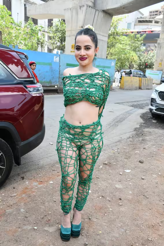Urfi Javed : जाल पहनकर बाहर आईं उर्फी जावेद, बालों के गजरे पर अटकी लोगों की नज़र