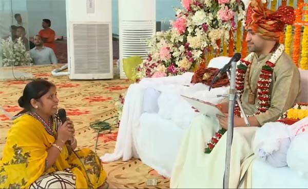 bageshwar dham sarkar : सारे गहने गिरवी रख महिला पहुंची Bageshwar Dham, लोग रह गये सन्न