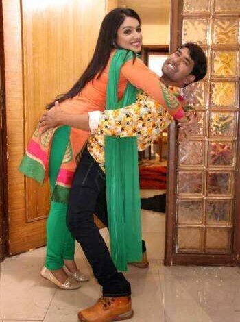 अपनी पत्नी Aamrapali को बाहों में लेकर प्यार करते दिखें Nirahua, यूट्यूब पर मची हलचल