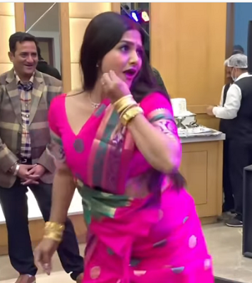 देवर की शादी में महफिल लूट गई भाभी, गोविंदा के गाने पर अपने ख़ूबसूरत डांस मूव्स से मचाया बवाल, देखें Video…