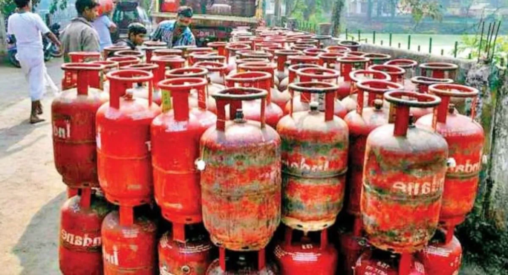 Good News : इन शहरों में 92 रुपये तक सस्ता हुआ LPG सिलेंडर, फटाफट यहां चेक करे नई रेट लिस्ट…