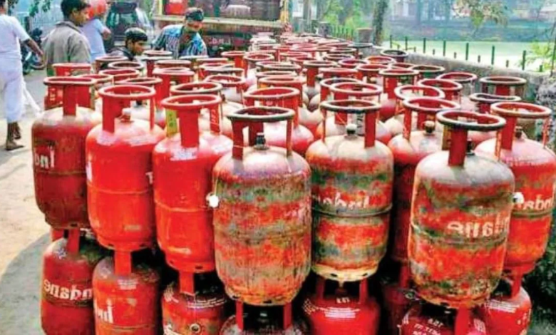 Good News : इन शहरों में 92 रुपये तक सस्ता हुआ LPG सिलेंडर, फटाफट यहां चेक करे नई रेट लिस्ट…