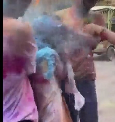 होली में रंग लगाने के बहाने विदेशी लड़की से छेड़छाड़