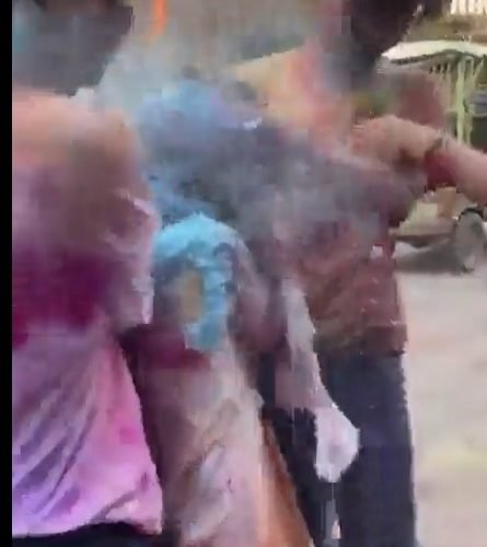 होली में रंग लगाने के बहाने विदेशी लड़की से छेड़छाड़