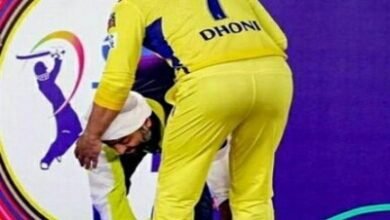 Arijit-Dhoni Moment : बॉलीवुड के मशहूर सिंगर ने छुए कैप्टन कूल के पैर, कैमरे में कैद हुआ स्पेशल मोमेंट, फैंस बोले – एक ही तो दिल है कितनी बार जीतोगे 