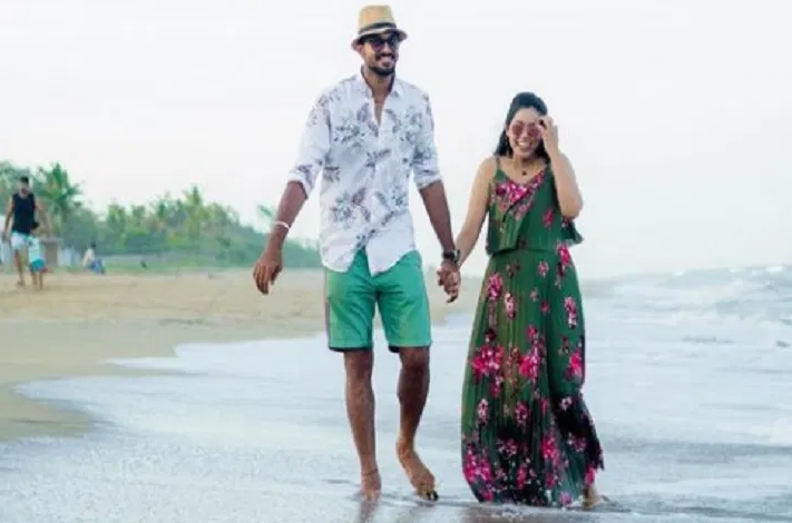 Cricket : 18 करोड़ कमाने वाले क्रिकेटर की पत्नी ने पहनी मात्र 1100 रूपए की ड्रेस! अपनी ख़ूबसूरती से लूटी महफ़िल, देखें सादगी भरी तस्वीर…