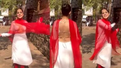 रंग में रंगी उर्फ जावेद, कुर्ते के फ्रंट में एक बड़ा सा कट
