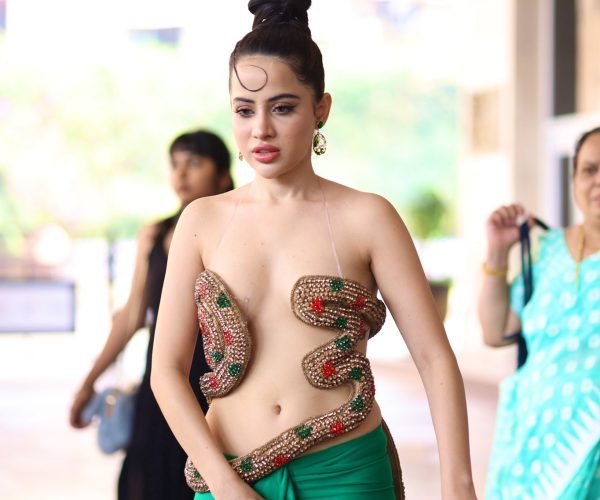 Urfi Javed : टॉप की जगह एनाकोंडा लपेटकर बाहर निकली उर्फी जावेद ! देख कर यूजर्स बोले ‘बेशर्म नागिन’