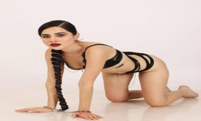 Urfi Javed ने सबके सामने उतार फेंके कपड़े, अब तक का सबसे सेक्सी लुक देखें