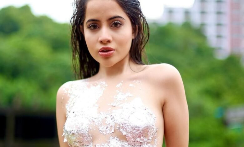 टॉपलेस हुई Urfi Javed, लेटेस्ट तस्वीरों में बोल्डनेस की सारी हदें की पार