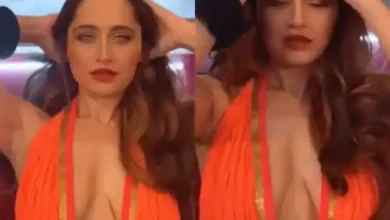 अदाएं दीखाने के चक्कर में कपडे पहनना भूल गई ये बॉलीवुड एक्ट्रेस, अब सोशल मीडिया पर जमकर हो रही है ट्रोलिंग