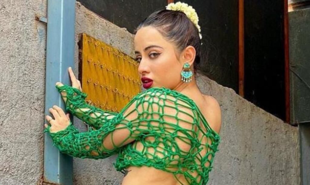 Urfi Javed Dress: साड़ी को काटा, बनाई ब्रा…बाकी बचे कपड़े से कर डाला ये कारनामा! देखकर कहेंगे- ‘उर्फी का क्या कहना’