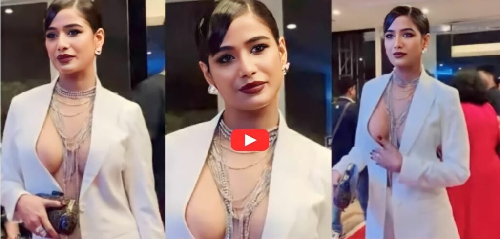Poonam Pandey Viral Video : सिर्फ ब्लेजर पहन अवॉर्ड शो में पहुंचीं पूनम पांडे, फैंस ने किया फिर से ट्रोल
