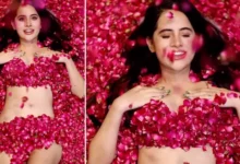 फाइनली उतार ही दिए Urfi ने सारे कपड़े, फूलों की पंखुड़ी से ढके प्राईवेट पार्ट