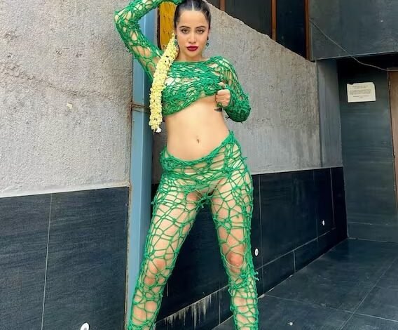 Urfi Javed : घास से बनी बोल्ड ड्रेस पहन कर उर्फी निकली सड़क पर, दिए एक से बढ़ के पोज़, लोग बोले- एक दम पुदीना लग रही हो…देखें वीडियों…