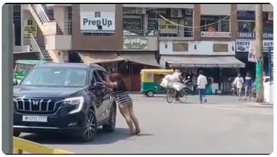 प्यार में मिला धोखा! तो बीच चौराहे पर जमकर मचाया उत्पात, वीडियो देख लोग बोले- ये लड़की पागल है…