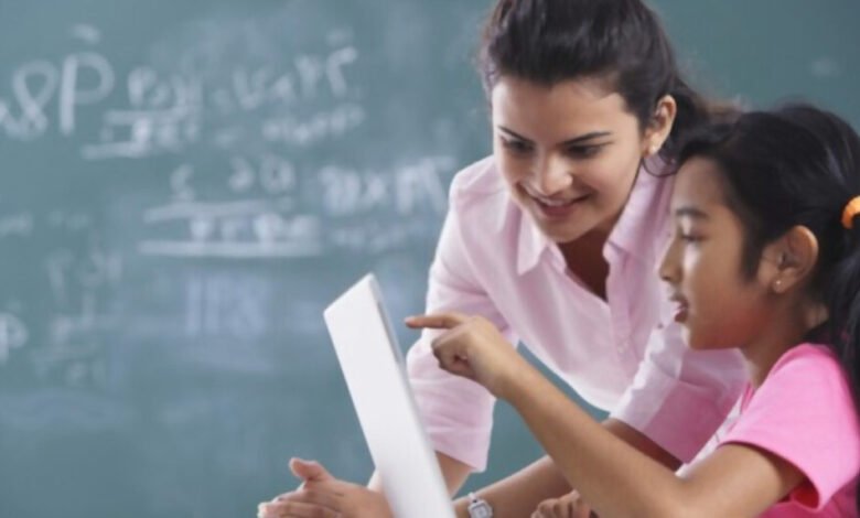 शिक्षा के मंदिर में कलंक- स्कूल में 3 शिक्षक करते थे 13 छात्राओं का यौन शोषण, राज खुला तो मच गई सनसनी, देखें VIDEO शिक्षा के मंदिर में कलंक- स्कूल में 3 शिक्षक करते थे 13 छात्राओं का यौन शोषण, राज खुला तो मच गई सनसनी, देखें VIDEO