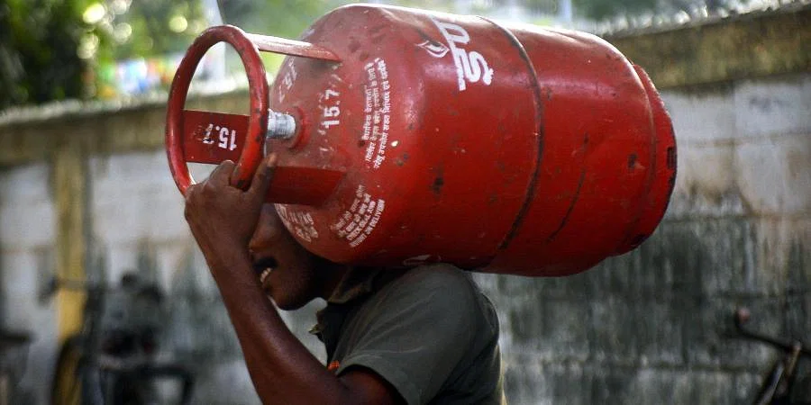 Gas Cylinder : गैस सिलेंडर के दाम में बड़ा बदलाव बुक करें यहां जल्दी देखें