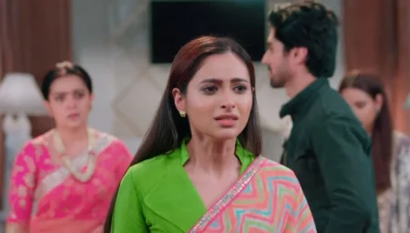 YRKKH 16 May : आरोही ने खुद अपने सच का किया खुलासा, बताया की उसे गनगौर वाले दिन ही अभिर की सच्चाई का पता चल गया था , और धमकी दी की अगर अभिर इस घर में आया तो वो रूही को लेके यहाँ से चली जाएगी