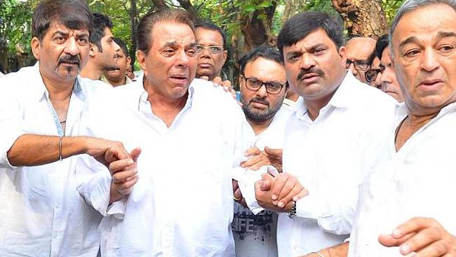 दिग्गज अभिनेता धर्मेंद्र को लेकर आई बड़ी खबर, घर में सभी लोग बेहद परेशान…