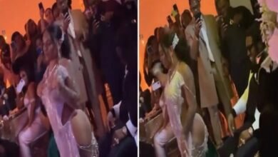 दुल्हन ने अपनी ही शादी में तोड़ी बोल्डनेस की सारी हदें, बैकलेस ड्रेस पहन मेहमानों के सामने किया लैप डांस दुल्हन ने अपनी ही शादी में तोड़ी बोल्डनेस की सारी हदें, बैकलेस ड्रेस पहन मेहमानों के सामने किया लैप डांस