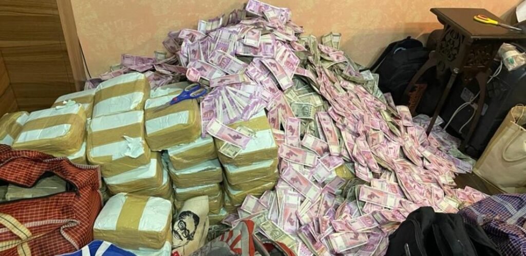 ED की छापेमारी में मिला नोटों का पहाड़, तस्वीरें देख लोग बोले- ‘कुछ हमें दे दो, बिजनेस कर लेंगे’