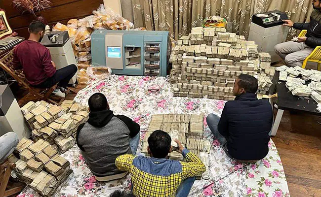 ED Raid: ईडी की छापेमारी में मिला 29 करोड़ नोटों के इस पहाड़,और 5 किलो सोना बरामद देख खा जाएंगे चक्कर ED Raid: ईडी की छापेमारी में मिला 29 करोड़ नोटों के इस पहाड़,और 5 किलो सोना बरामद देख खा जाएंगे चक्कर