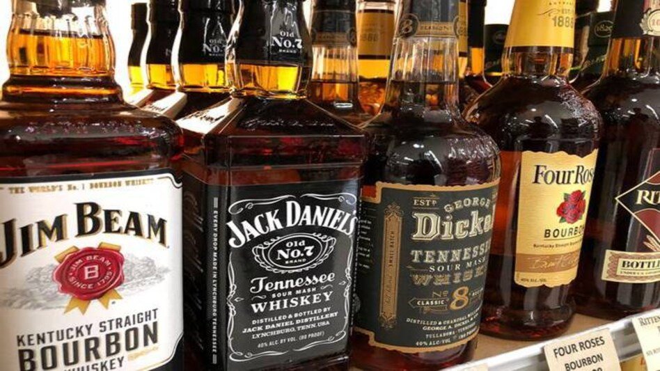 liquor : सरकारी बार से खरीदी शराब पीने से 2 लोगों की मौत, आक्रोशित भीड़ ने किया प्रदर्शन