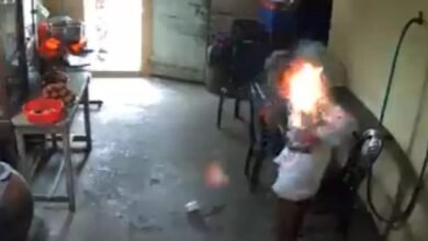 Mobile cracked : अचानक बुजुर्ग के जेब में रखा मोबाइल फटा और लगी आग, देखें वीडियो…