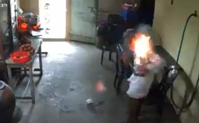 Mobile cracked : अचानक बुजुर्ग के जेब में रखा मोबाइल फटा और लगी आग, देखें वीडियो…