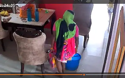 बाल्टी में पेशाब कर पोछा लगा रही थी नौकरानी, CCTV में कैद हुआ घटिया करतूत, पुलिस ने किया गिरफ्तार, देखें वीडियो…