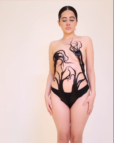 Urfi Javed : बालों के सहारे उर्फी ने छिपाया अपना प्राइवेट पार्ट और सीना, लेकिन अचानक चली हवा और…देखें वीडियों