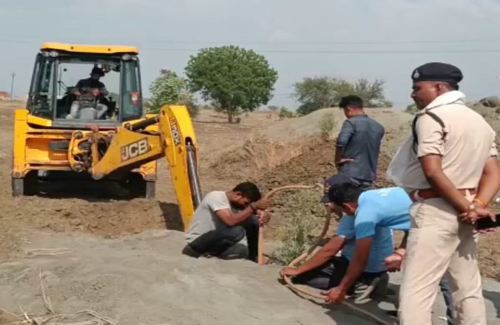 300 फीट गहरे बोरवेल में गिरी तीन साल की बच्ची, रेस्क्यू में जुटा प्रशासन, 4 जेसीबी और 6 पोकलेन हो रही खुदाई