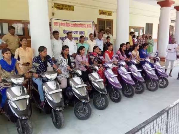SARKARI SCHEME: देश की बेटियों को सरकार का बड़ा तोहफा ,देगी फ्री स्कूटी, जाने किसकों मिलेगा इस स्कीम का लाभ.
