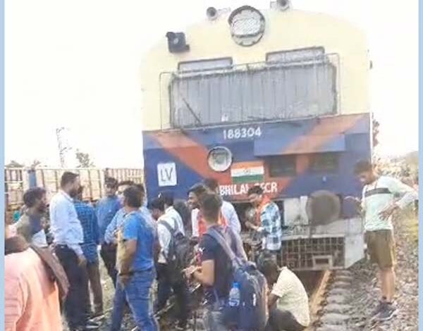 ये है Indian Railway, ओडिसा के बाद बिलासपुर में बड़ा हादसा टला, बाल-बाल बचे यात्री, देखें वीडियो…