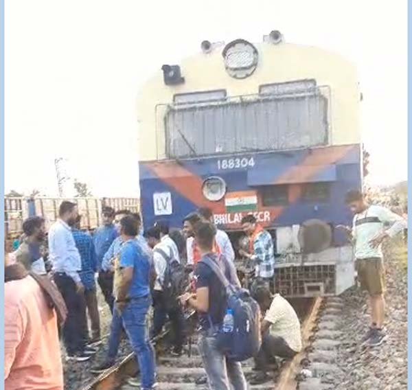 ये है Indian Railway, ओडिसा के बाद बिलासपुर में बड़ा हादसा टला, बाल-बाल बचे यात्री, देखें वीडियो… ये है Indian Railway, ओडिसा के बाद बिलासपुर में बड़ा हादसा टला, बाल-बाल बचे यात्री, देखें वीडियो…