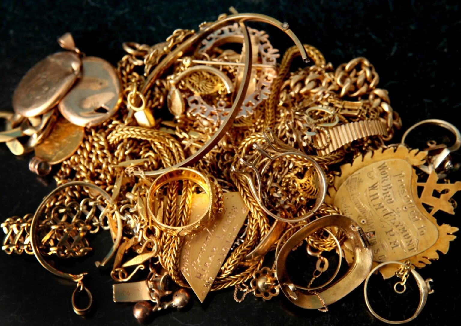 Gold Price Today: सोने-चांदी के भाव आसमान छुने लगे , जाने आज का भाव
