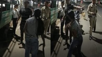 Video : बीच सड़क गर्लफ्रेंड के साथ रंगरेलियां मना रहा था पति, अचानक आ धमकी पत्नी, चमड़े की बेल्ट से कर दी जमकर धुलाई, देखें वीडियों…