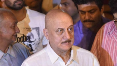 अनुपम खेर पर फिर से टूट पड़ा दुखों का पहाड़, बोल दिया दोस्त सतीश कौशिक के बाद उनके परिवार के इस सदस्य ने दुनिया को अलविदा