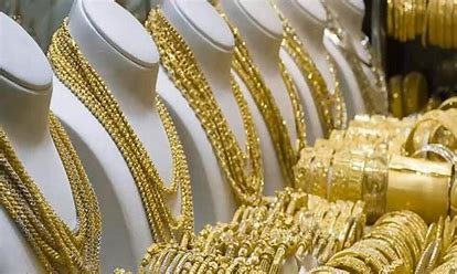 Gold Price Rate Today: आज सोने और चांदी के भाव में आई गिरावट , खरीदने से पहले जाने आज का भाव