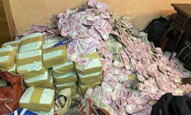 नोट छापने वाला अधिकारी 90 लाख कैश के साथ पकड़ा गया, जानिए पूरा मामला