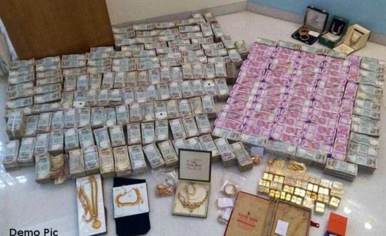 IT RAID 390 करोड़ की रेड को 250 इनकम टैक्स अधिकारियों ने मिल कर की थी पूरी निकला था 120 गाड़ियों का काफिला, लगा था हाथ धन कुबेर का खजाना