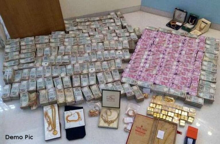 IT RAID 390 करोड़ की रेड को 250 इनकम टैक्स अधिकारियों ने मिल कर की थी पूरी निकला था 120 गाड़ियों का काफिला, लगा था हाथ धन कुबेर का खजाना