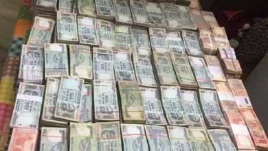 RAID :नोट छापने वाला अधिकारी जुते के अंदर ऐसे ले जाता था नोटों की गाडीया, इतने पेटी कैश के साथ पकड़ा गया रकम सुन आप के भी होश उड़ जायेंगे