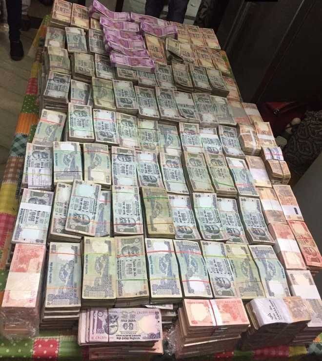 RAID :नोट छापने वाला अधिकारी जुते के अंदर ऐसे ले जाता था नोटों की गाडीया, इतने पेटी कैश के साथ पकड़ा गया रकम सुन आप के भी होश उड़ जायेंगे